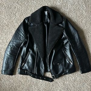 Stylish Leather Jacket with Fur Collar